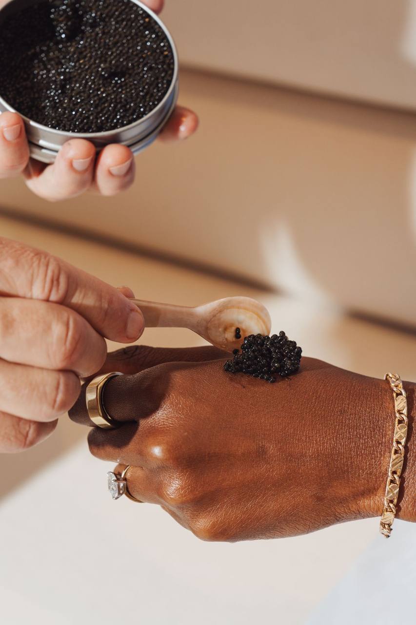 How to Serve Caviar: The Connoisseur’s Complete Guide to Ritual, Temperature and the Perfect Spoon